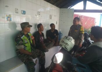 Sinergi Bersama TNI, Bhabinkamtibmas Desa Sukamaju Polsek Sukalarang Laksanakan Giat Sambang