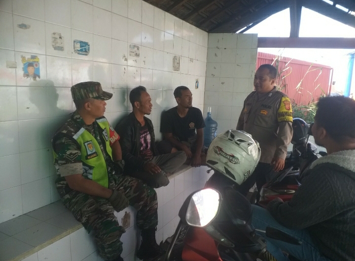 Sinergi Bersama TNI, Bhabinkamtibmas Desa Sukamaju Polsek Sukalarang Laksanakan Giat Sambang