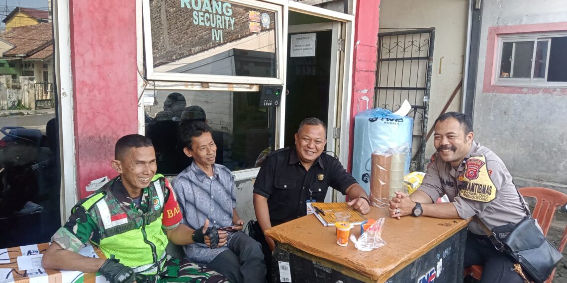 Sambangi Warga, Bhabinkamtibmas dan Babinsa  Sampaikan Himbauan Kamtibmas
