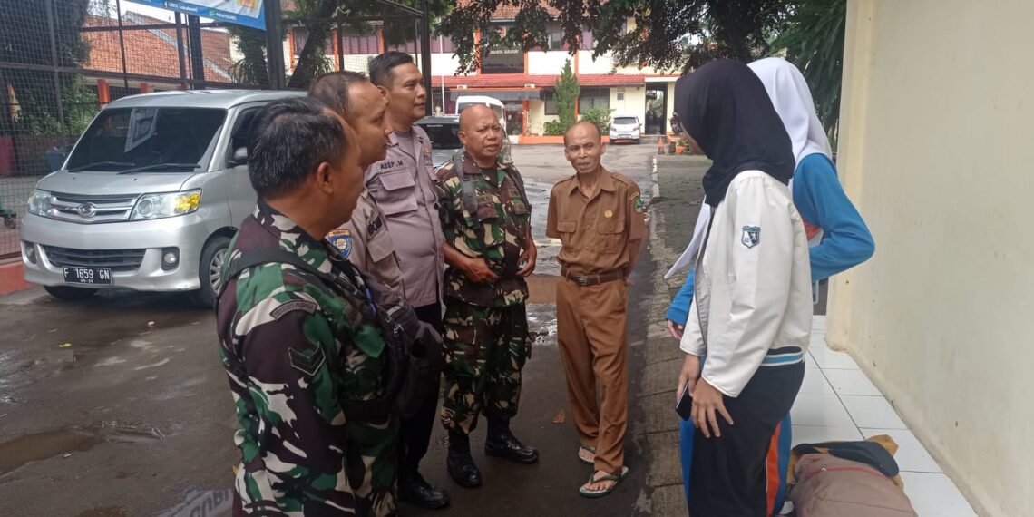 Sinergitas TNI-Polri Patroli dan Sambangi Sekolah, Berikan Pesan Kamtibmas