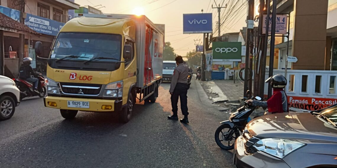Berikan Pelayanan Kepada Masyarakat, Unit  Samapta Polsek Lembursitu  Laksanakan Pengaturan Lalu Lintas