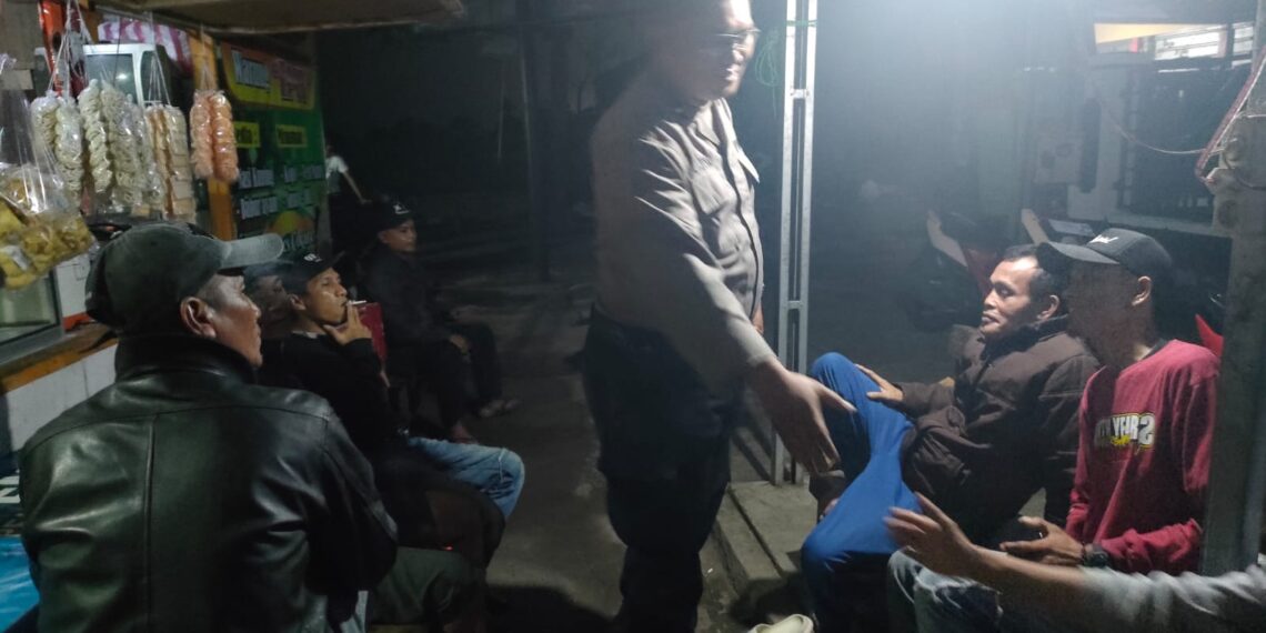 Patroli Dialogis Pada Jam Rawan Malam Hari Polsek Kebon Pedes
