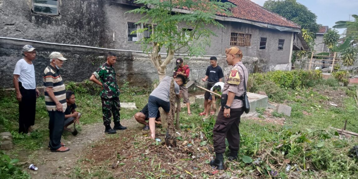 Kompak, Sinergitas Tni  Polri Lakukan Kerja Bakti Bersama Warga
