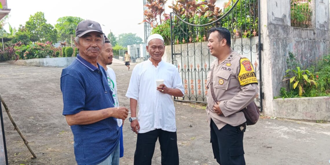 Himbauan Kamtibmas Disampaikan Saat Bhabinkamtibmas Polsek Cisaat Sambang Warga