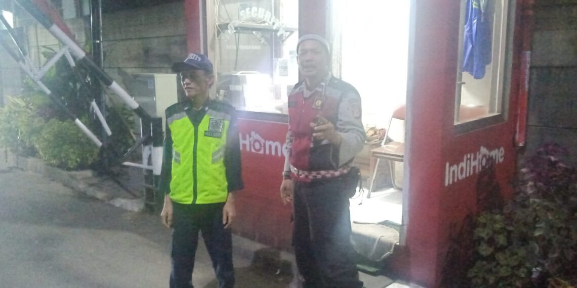 Rutin Petroli ke Perumahan dan berdialogis dengan Satpam Perumahan, Polsek Cibeureum Ingatkan Satpam Lebih Tingkatkan Kewaspadaan