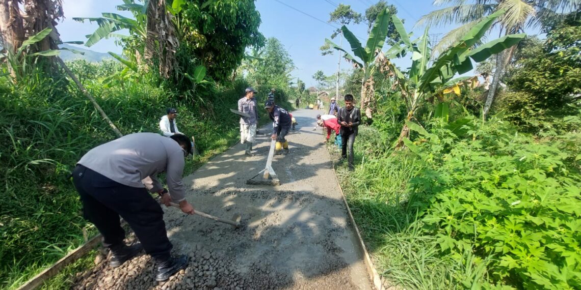 Bhabinkamtibmas Polsek Sukalarang Polsek Sukabumi Kota Sigap Bantu Warga Perbaiki Jalan Berlubang