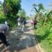Bhabinkamtibmas Polsek Sukalarang Polsek Sukabumi Kota Sigap Bantu Warga Perbaiki Jalan Berlubang