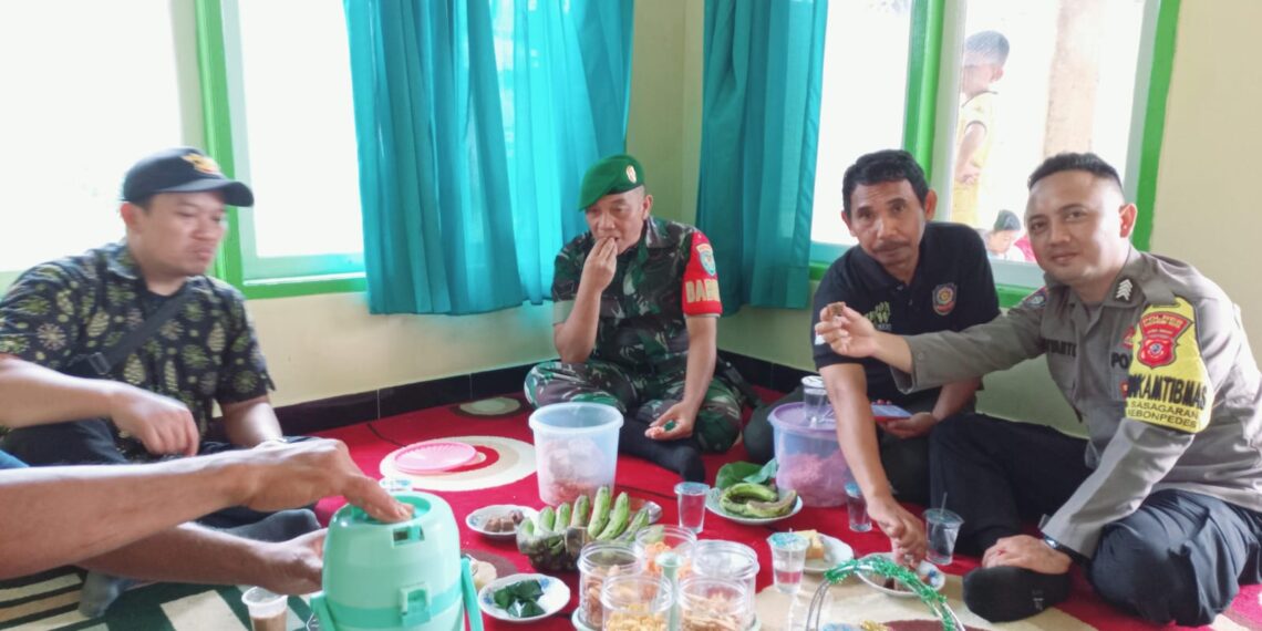 Sinergitas TNI POLRI, Bhabinkamtibmas Polsek Kebon Pedes Sambang Rutin ke Warga di Wilayah Desa Binaannya