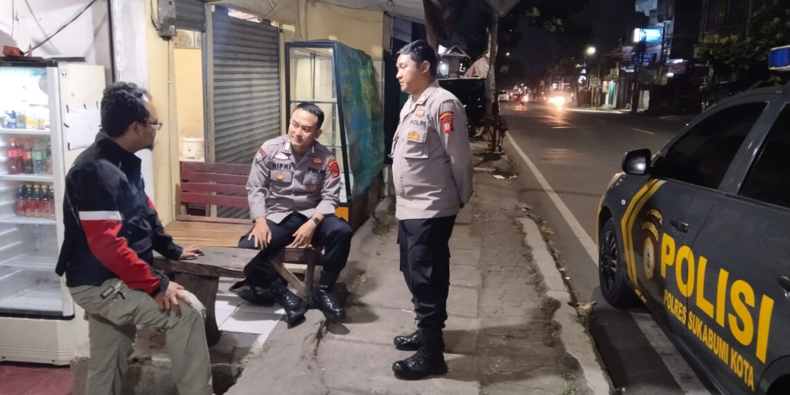 Bhabinkamtibmas Dan Anggota Patroli Polsek Cikole Laksanakan Sambang Dengan Ketua RW