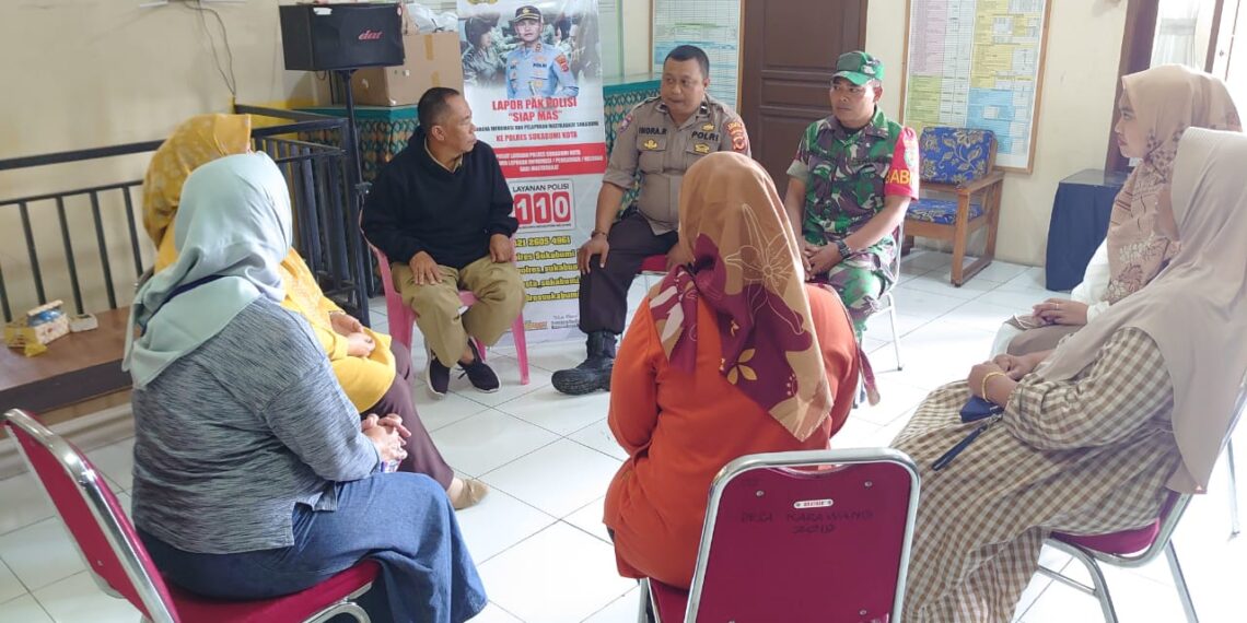 Guna menjaga kondisifitas wilayah Sinergi TNI-POLRI Sambangi warga.
