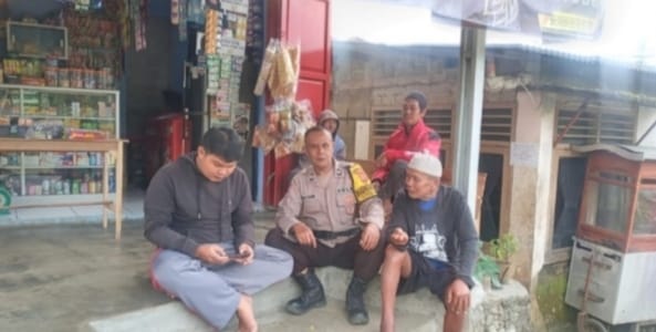 Sambangi Warga personil Polsek kadudampit Berikan Himbauan Tentang Kamtibmas