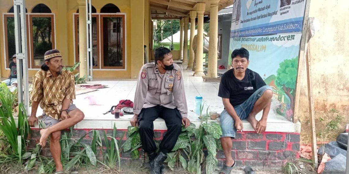 Ngobrol Bareng Warga Binaannya, Bhabinkamtibmas Polsek Gunungguruh Sampaikan Himbauan Kamtibmas