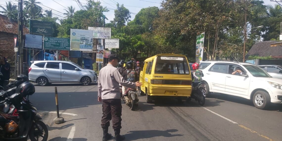 Unit Patroli Polsek Gunungpuyuh Polres Sukabumi Kota secara rutin melaksanakan penjagaan dan pengaturan (Gatur) lalu lintas