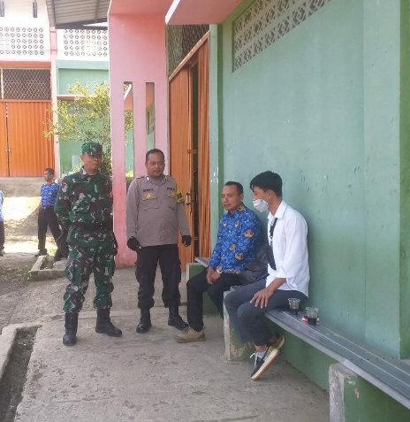 Sinergitas TNI – POLRI, Bhabinsa Bersama Bhabinkamtibmas Desa Sukamaju Dalam Kegiatan Sambang Warga Desa Binaan