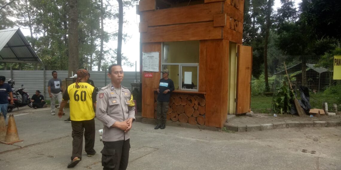 Antisipasi kemacetan pengunjung wisata situ gunung, personil Polsek kadudampit lakukan gatur lalin di pintu masuk situ gunung