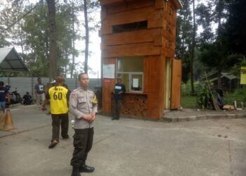 Antisipasi kemacetan pengunjung wisata situ gunung, personil Polsek kadudampit lakukan gatur lalin di pintu masuk situ gunung