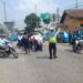 Wujud Kepedulian,Unit Lantas Polsek Sukalarang Bantu Anak Sekolah Menyeberang Jalan