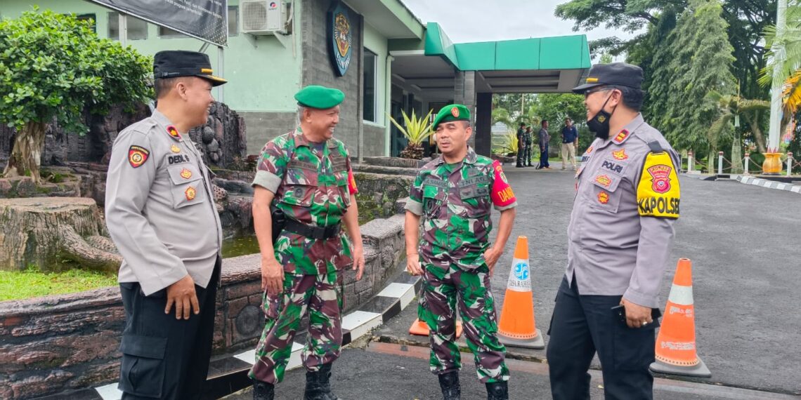 sinergitas antara TNI dan Polri di tingkat kewilayahan, Kapolsek Sukaraja silaturahmi kepada Danramil Sukaraja