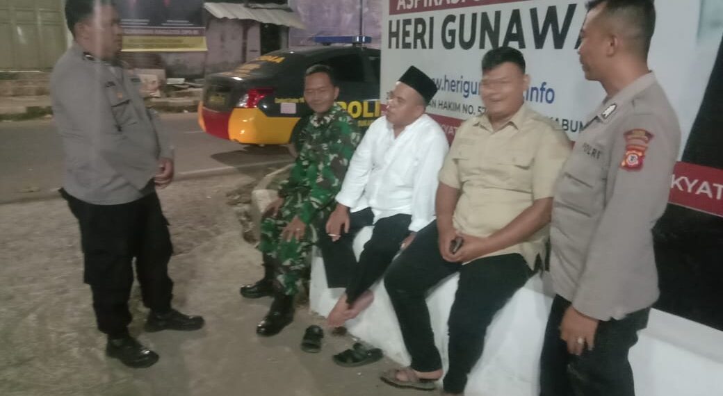 Anggota Polsek Warudoyong melaksanakan patroli malam