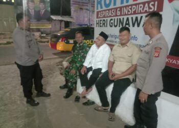 Anggota Polsek Warudoyong melaksanakan patroli malam