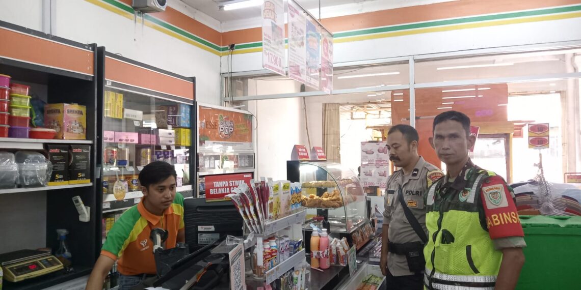Dalam Upaya Kondusifitas Di Wilayah Bhabinkamtibmas Polsek Warudoyong lakukan patroli Dialogis