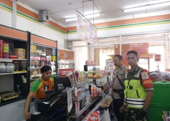 Dalam Upaya Kondusifitas Di Wilayah Bhabinkamtibmas Polsek Warudoyong lakukan patroli Dialogis