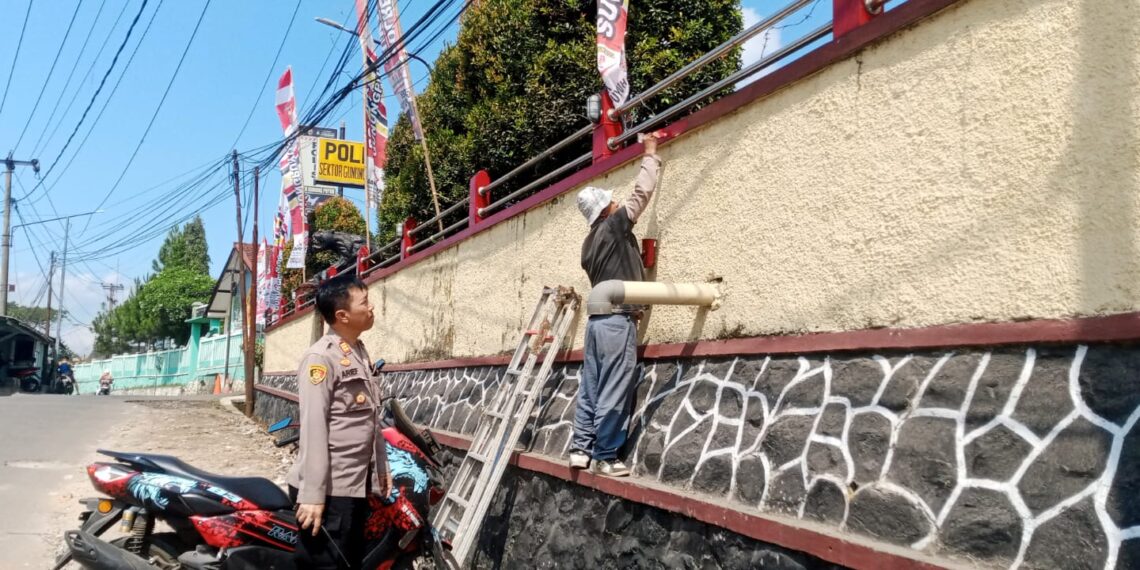 Jelang HUT Bhayangkara, Polsek Gunungpuyuh Perbarui Cat Kantor Dan Menghias Mako