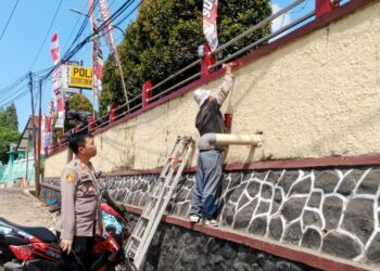 Jelang HUT Bhayangkara, Polsek Gunungpuyuh Perbarui Cat Kantor Dan Menghias Mako