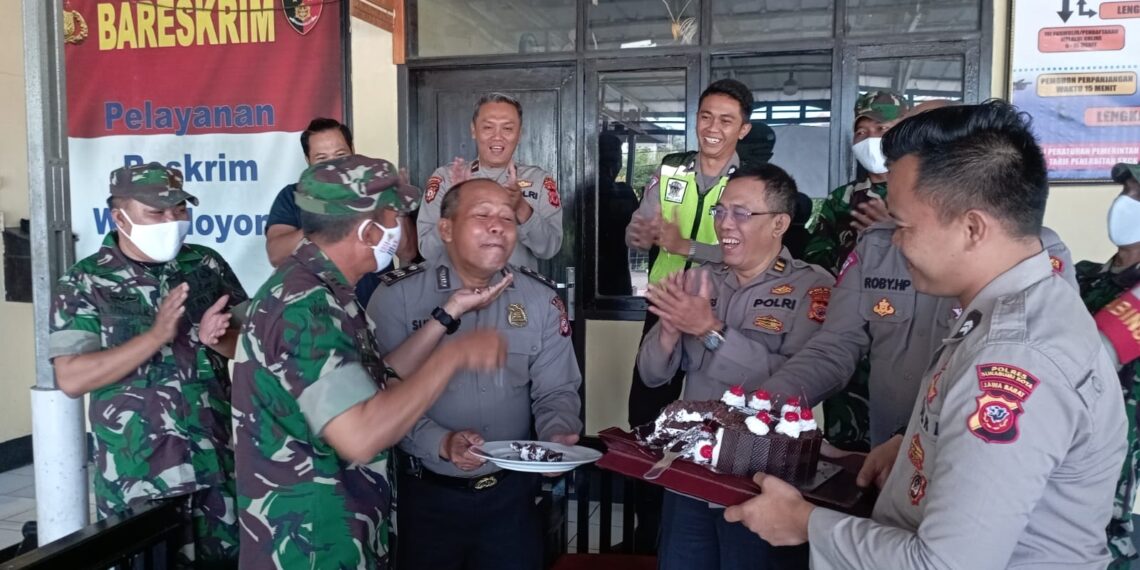 Beri kejutan dalam rangka Hari Ulang Tahun (HUT) Bhayangkara yang ke-77, Danramil warudoyong dan anggota berikan kue tart
