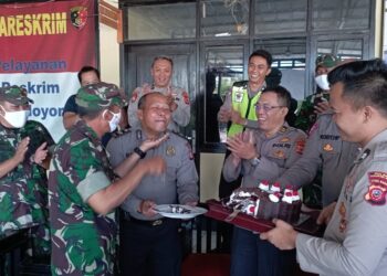 Beri kejutan dalam rangka Hari Ulang Tahun (HUT) Bhayangkara yang ke-77, Danramil warudoyong dan anggota berikan kue tart