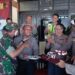 Beri kejutan dalam rangka Hari Ulang Tahun (HUT) Bhayangkara yang ke-77, Danramil warudoyong dan anggota berikan kue tart