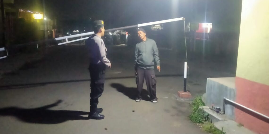 Rutin Sambang Satpam Perumahan, Polsek Gunungpuyuh Ingatkan Satpam Lebih Tingkatkan Kewaspadaan