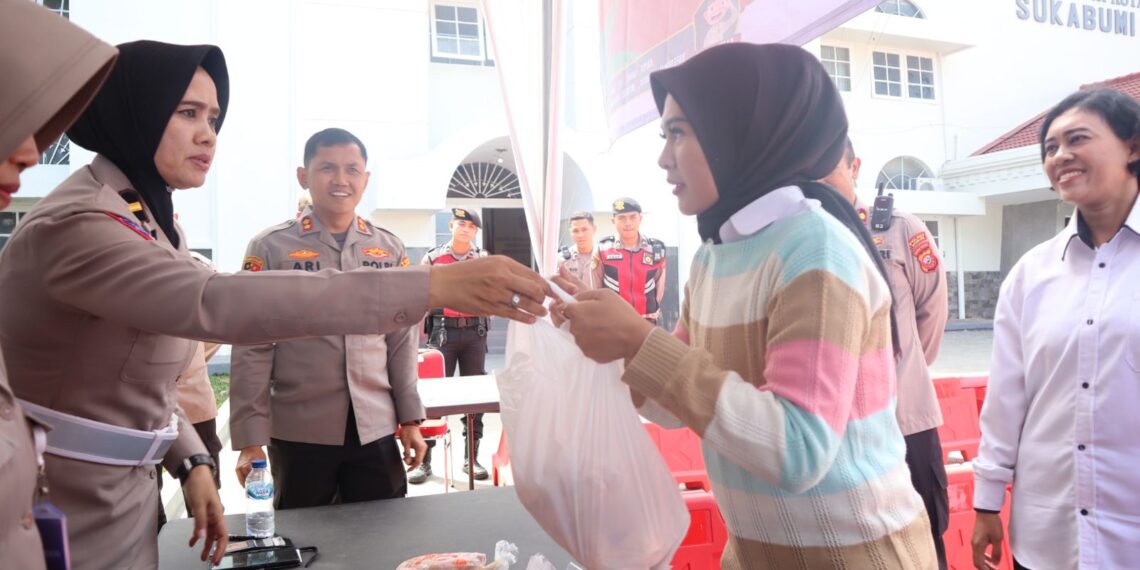 Buka Bazar, Polwan dan Bhayangkari di Kota Sukabumi Tawarkan Ayam Potong Murah