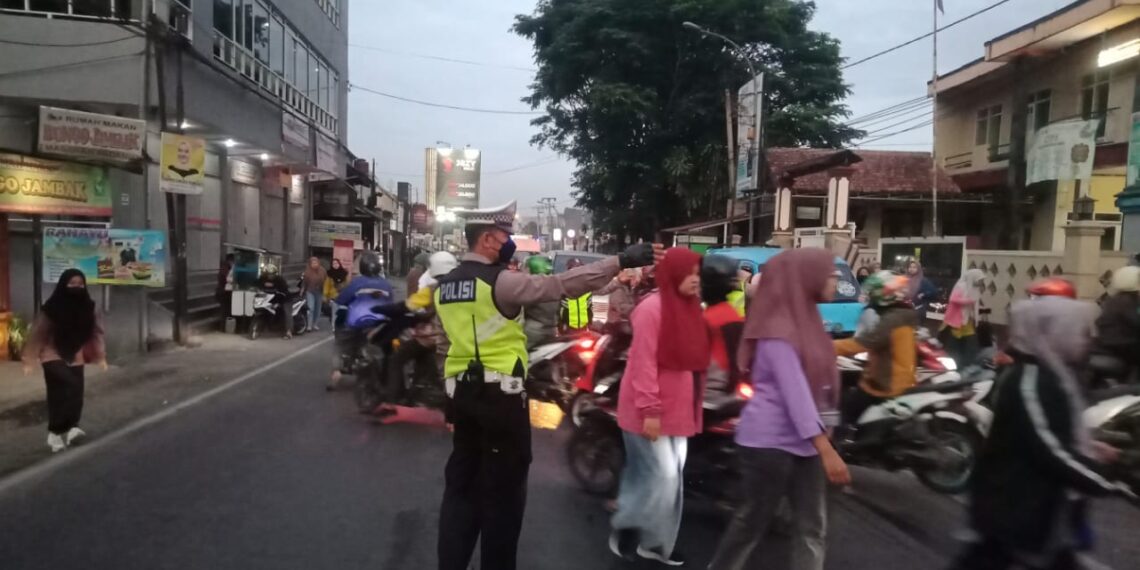 Gatur Lalin Pagi, Bentuk Pelayanan Unit Lantas Polsek Sukalarang Kepada Masyarakat Pasca Masuk Karyawan PT. Pratama Dan PT. GSI II