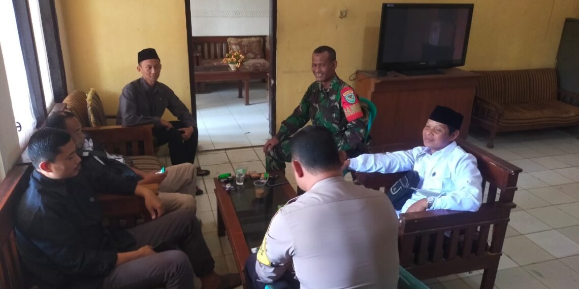 Bhabinkamtibmas bersama dengan Babinsa melakukan sambang silaturahmi  terhadap panitia Pilkades