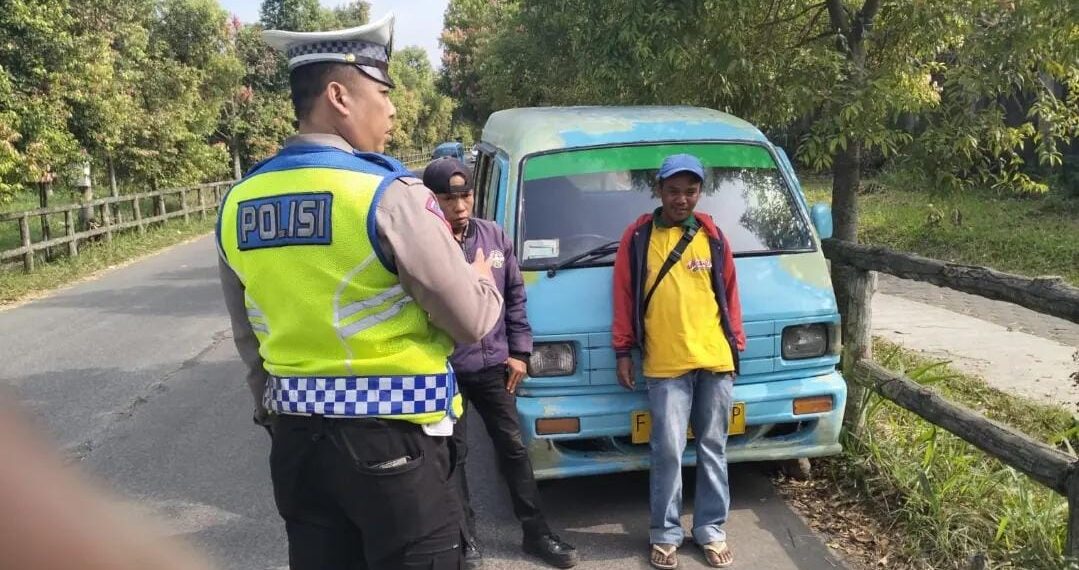 Polisi Sampaikan himbauan Tertib Berlalulintas Kepada Sopir angkot Melalui Giat Dikmas
