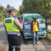 Polisi Sampaikan himbauan Tertib Berlalulintas Kepada Sopir angkot Melalui Giat Dikmas