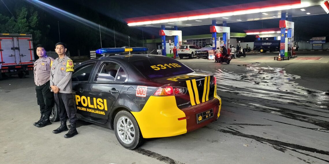Anggota Polsek Sukalarang Melaksanakan Patroli Kegiatan Rutin Yang Ditingkatkan KRYD Malam Di SPBU