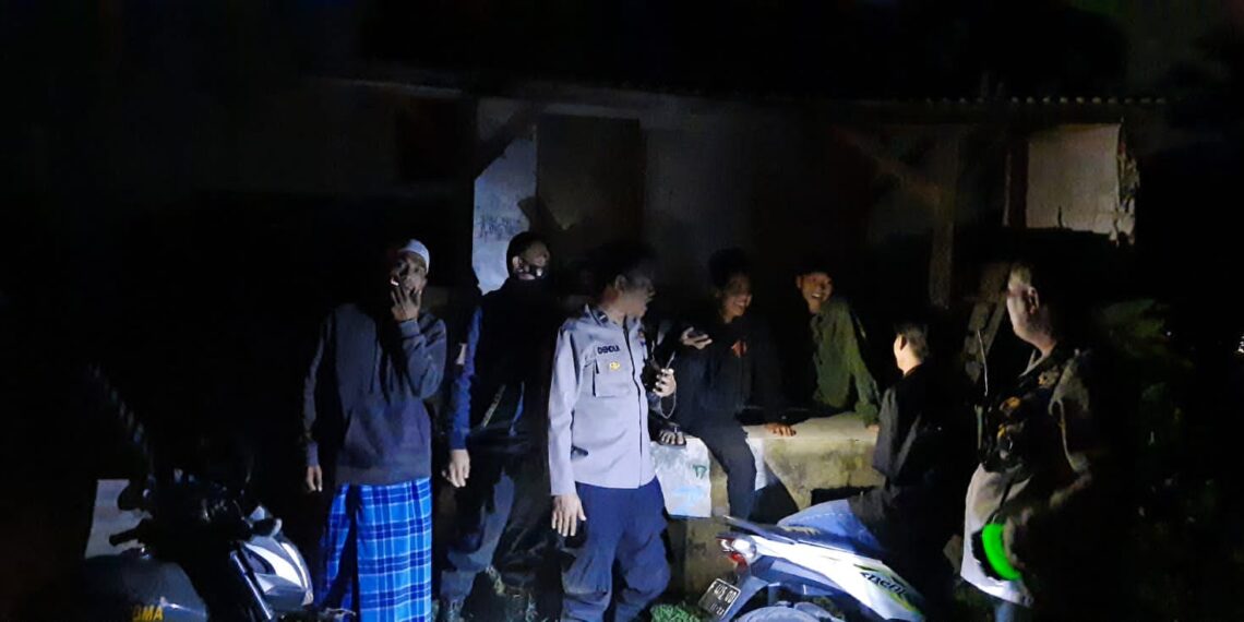 Berikan Binluh, Unit  Binmas Polsek Cireunghas Polres Sukabumi Kota Sambangi Pemuda Yang Nongkrong