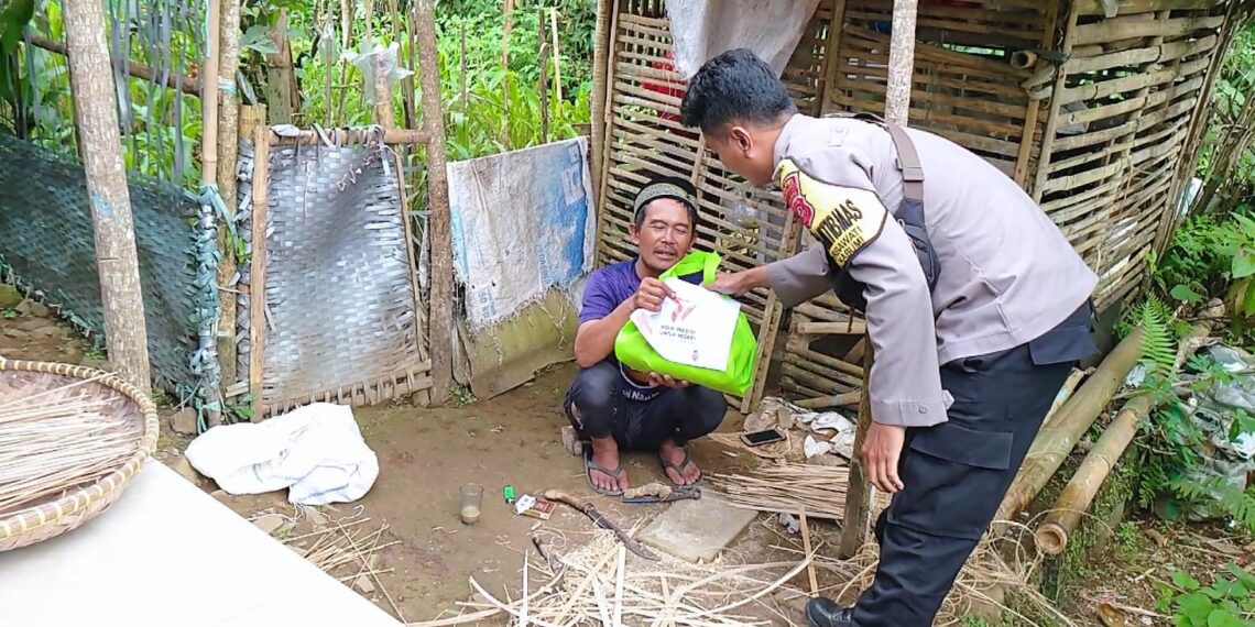 Kapolsek Sukabumi melakukan baksos dengan menyalurkan bantuan Sembako untuk warga yang kurang mampu di Wilayah Hukum Polsek Sukabumi