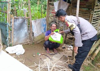 Kapolsek Sukabumi melakukan baksos dengan menyalurkan bantuan Sembako untuk warga yang kurang mampu di Wilayah Hukum Polsek Sukabumi