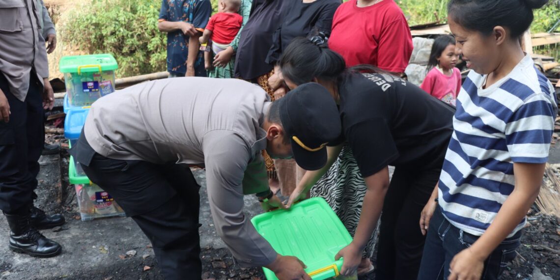 Kapolsek Citamiang Berikan Bansos Kepada Keluarga Korban Kebakaran Rumah