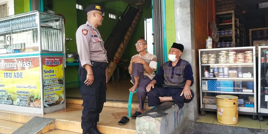 Personel Unit Samapta Polsek Cisaat laksnakan Patroli dialogis sambang warga
