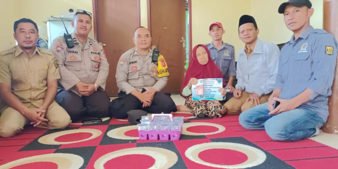 Pastikan Tepat Sasaran, Unit Binmas Polsek Cireunghas Polres Sukabumi Kota  Monitoring Penyaluran BLT-DD