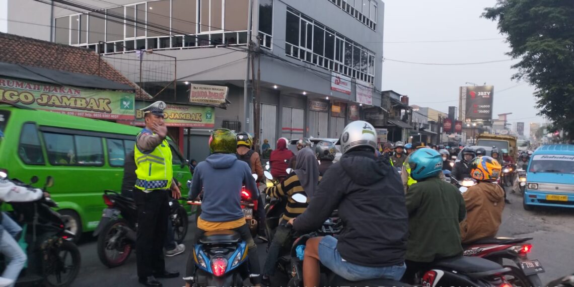 Gatur Lalin Pagi, Bentuk Pelayanan Unit Lantas Polsek Sukalarang Kepada Masyarakat Pasca Masuk Karyawan PT. Pratama Dan PT. GSI II
