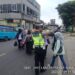 Wujud Kepedulian, Polisi Unit Lantas Polsek Sukalarang Bantu Masyarakat Menyeberang Jalan