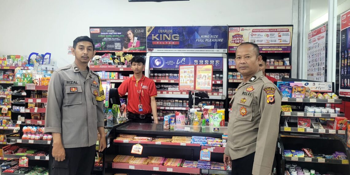 Anggota Samapta Polsek Sukalarang Laksanakan Patroli Malam Kontrol Minimarket