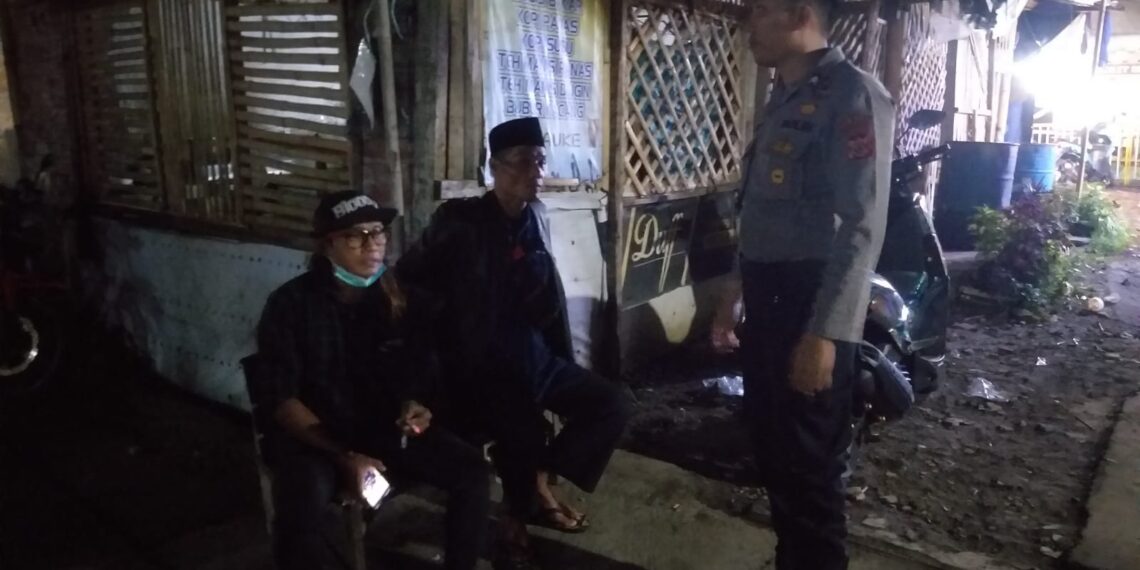 Patroli Malam Sambang Warga Berikan Pesan Kamtibmas