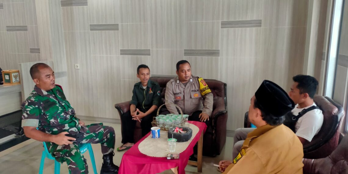 Sinergritas TNI – POLRI Dalam Pelaksanaan Giat Sambang Desa Sukamaju