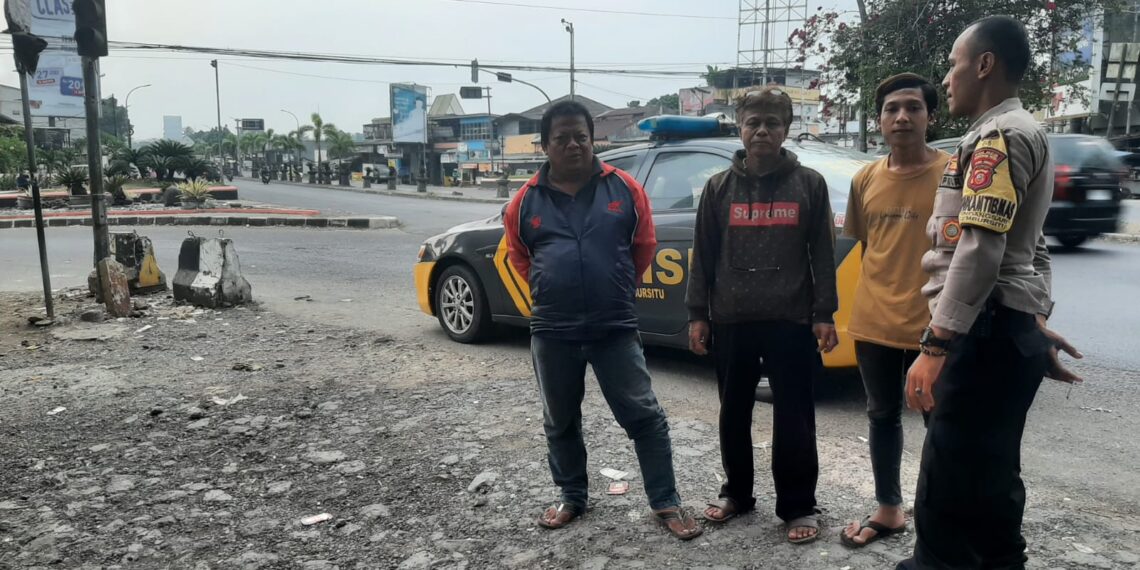 Sampaikan Pesan Kamtibmas, Pak Babin Polsek Lembursitu Rutin Gelar Patroli Dialogis kepada warga.